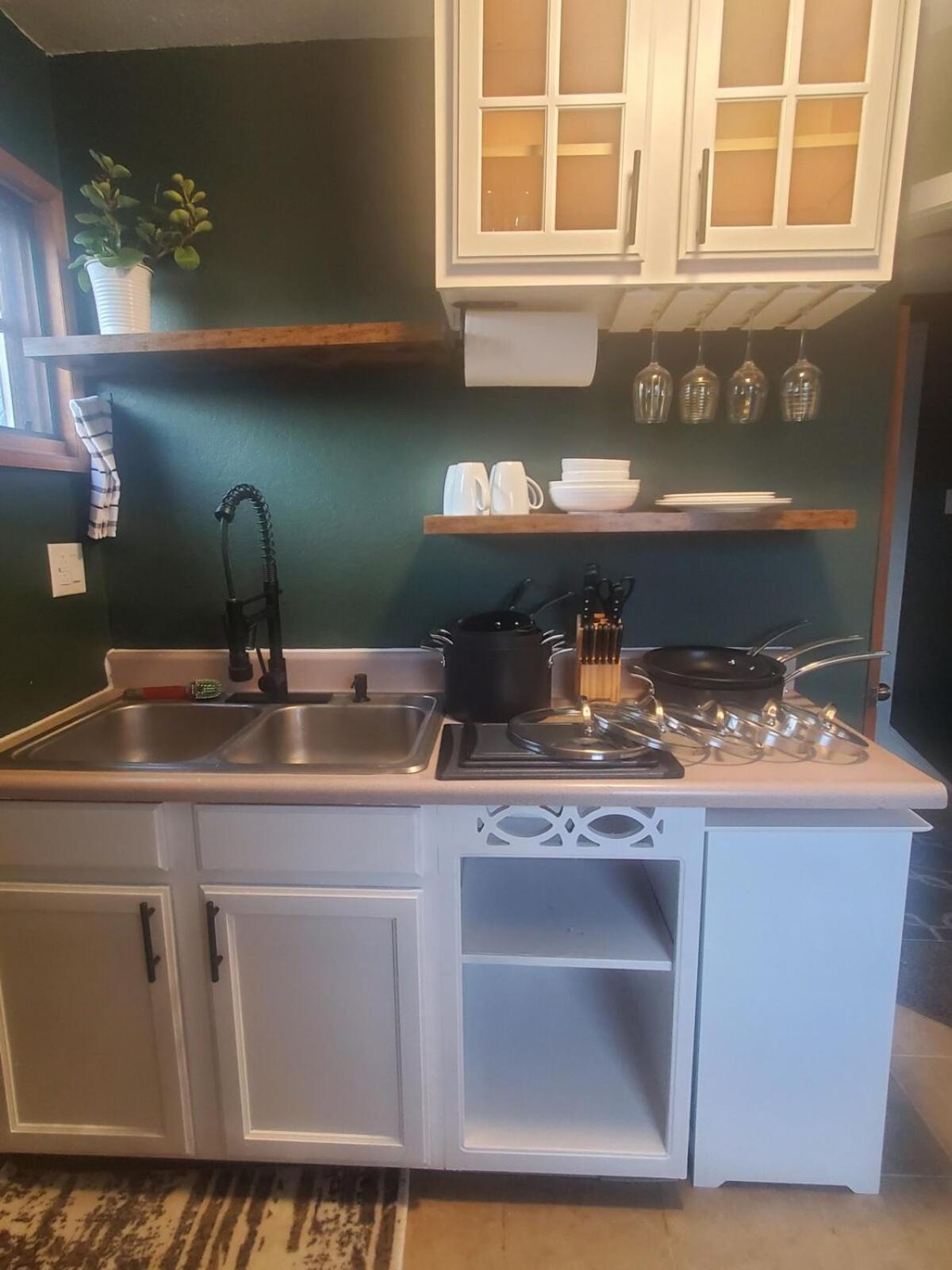 Cozy 1-bedroom Townhouse Near Downtown Apartment *