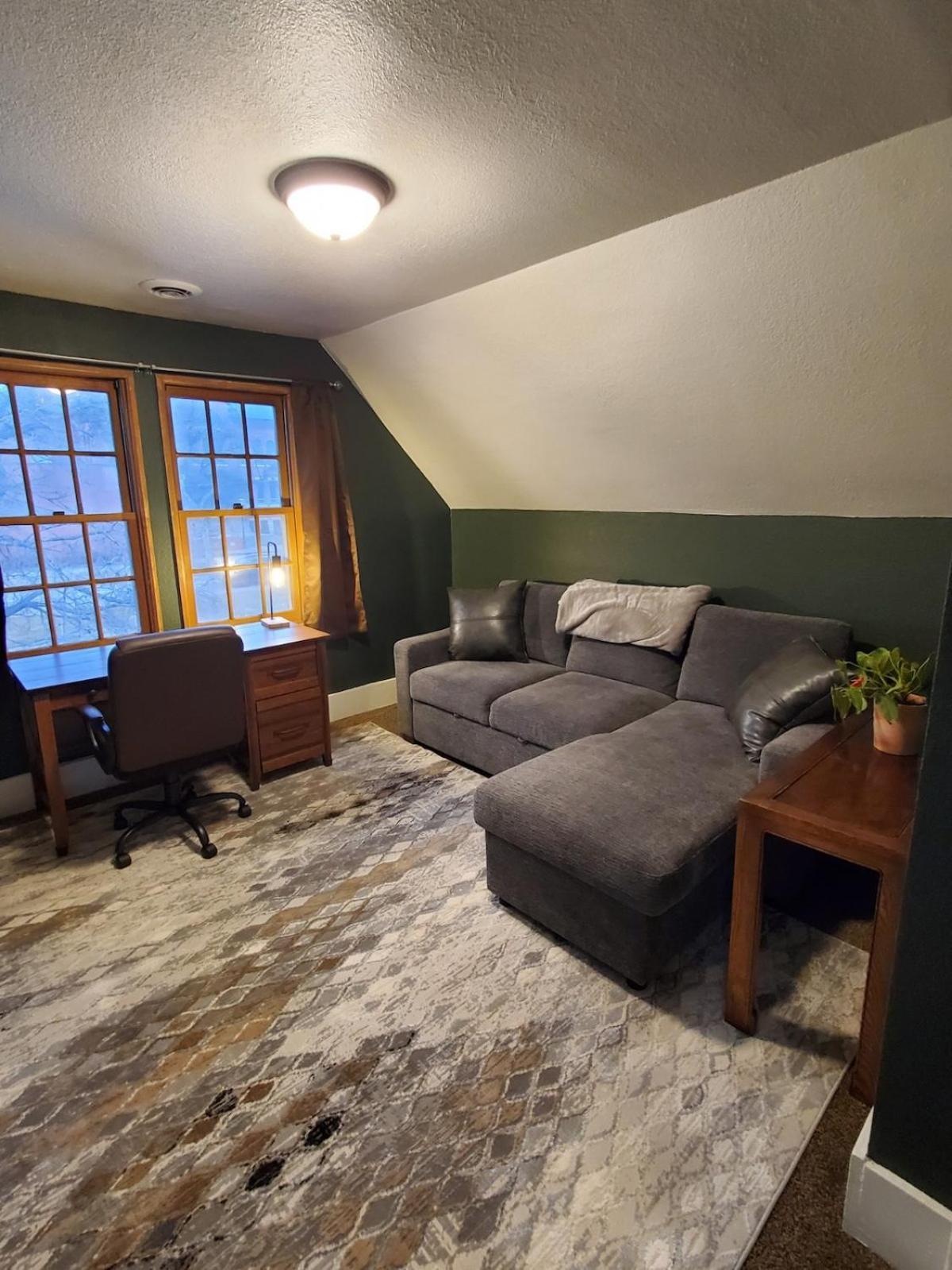 Cozy 1-bedroom Townhouse Near Downtown Apartment *