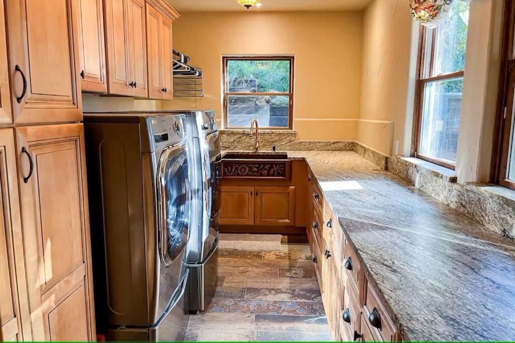 Luxury Mansion W Sauna Shower And Hot Tub * Colorado Springs