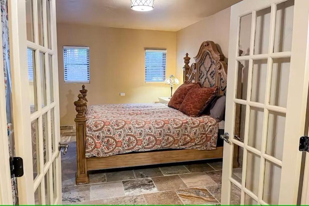 Luxury Mansion W Sauna Shower And Hot Tub Apartment *