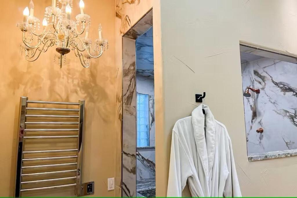 Luxury Mansion W Sauna Shower And Hot Tub *