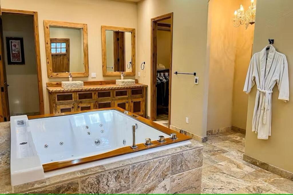 Luxury Mansion W Sauna Shower And Hot Tub