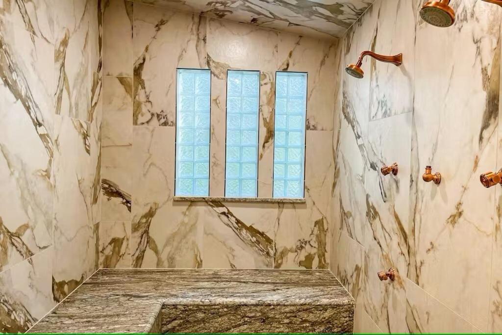 Apartment Luxury Mansion W Sauna Shower And Hot Tub