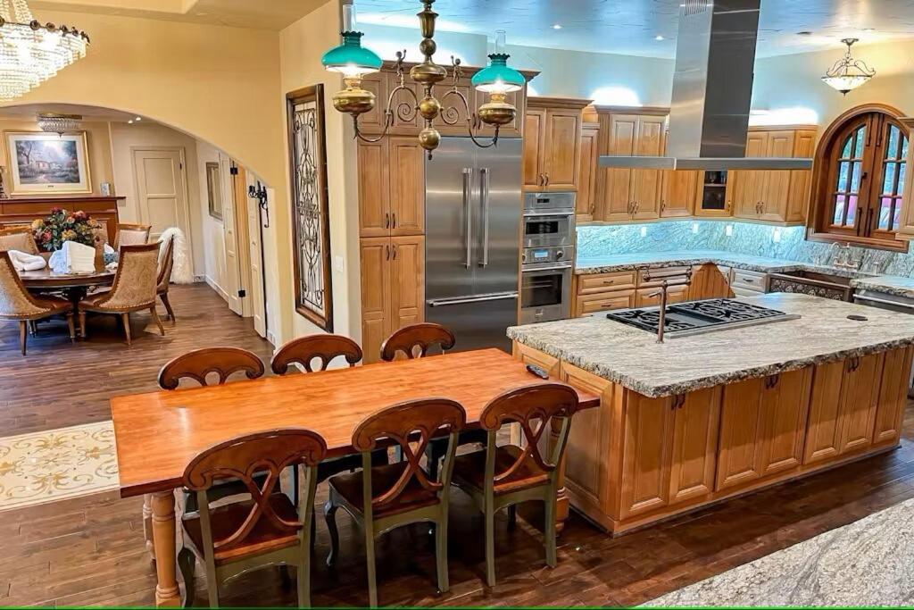 Luxury Mansion W Sauna Shower And Hot Tub * Colorado Springs