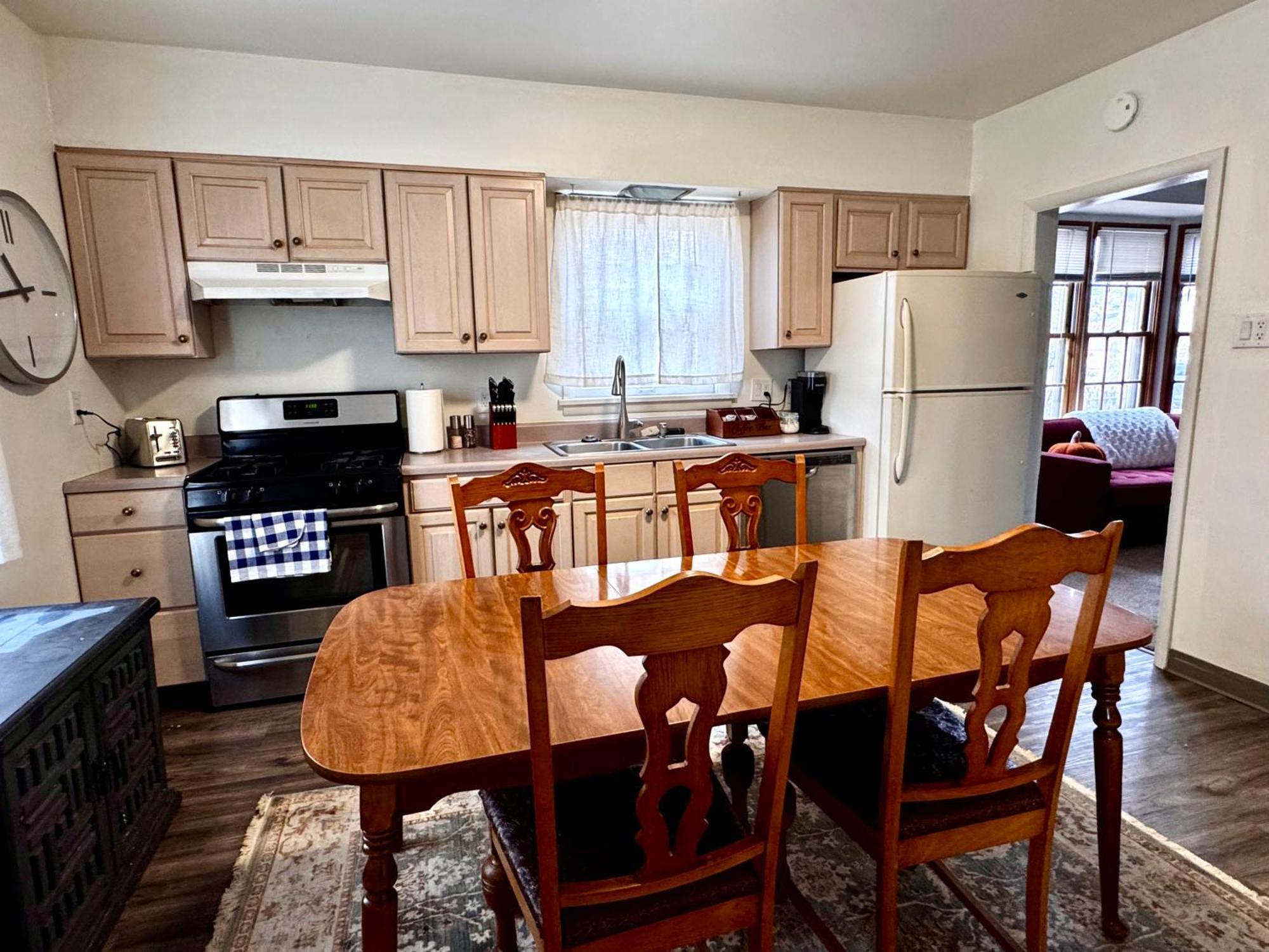 Apartment Spacious 2-bedroom Near Downtown