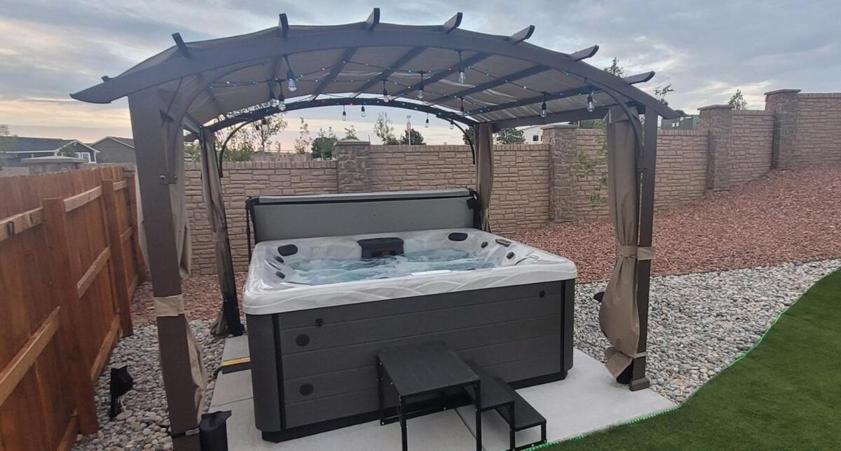 Holiday home Large Private Corner Lot With Hot Tub On Cul-de-sac
