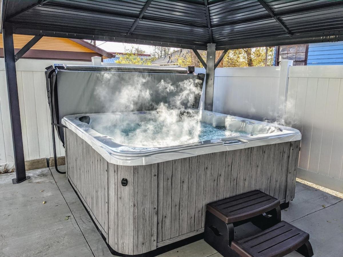 Olympic Flat Downtown W Hot Tub Bbq & Fire Pit *
