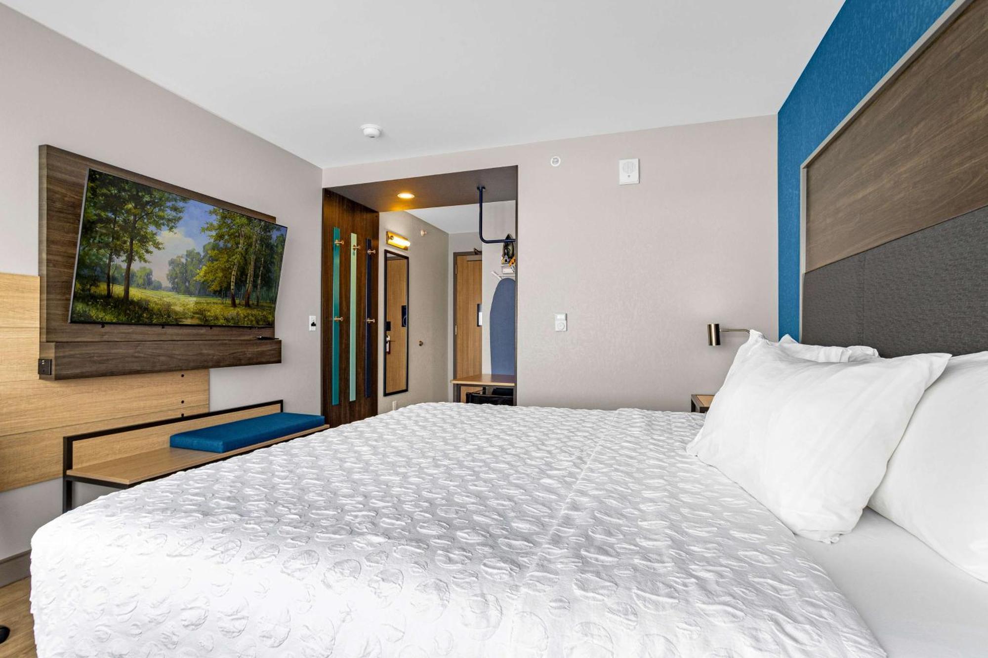 Tru By Hilton Airport Hotel Colorado Springs