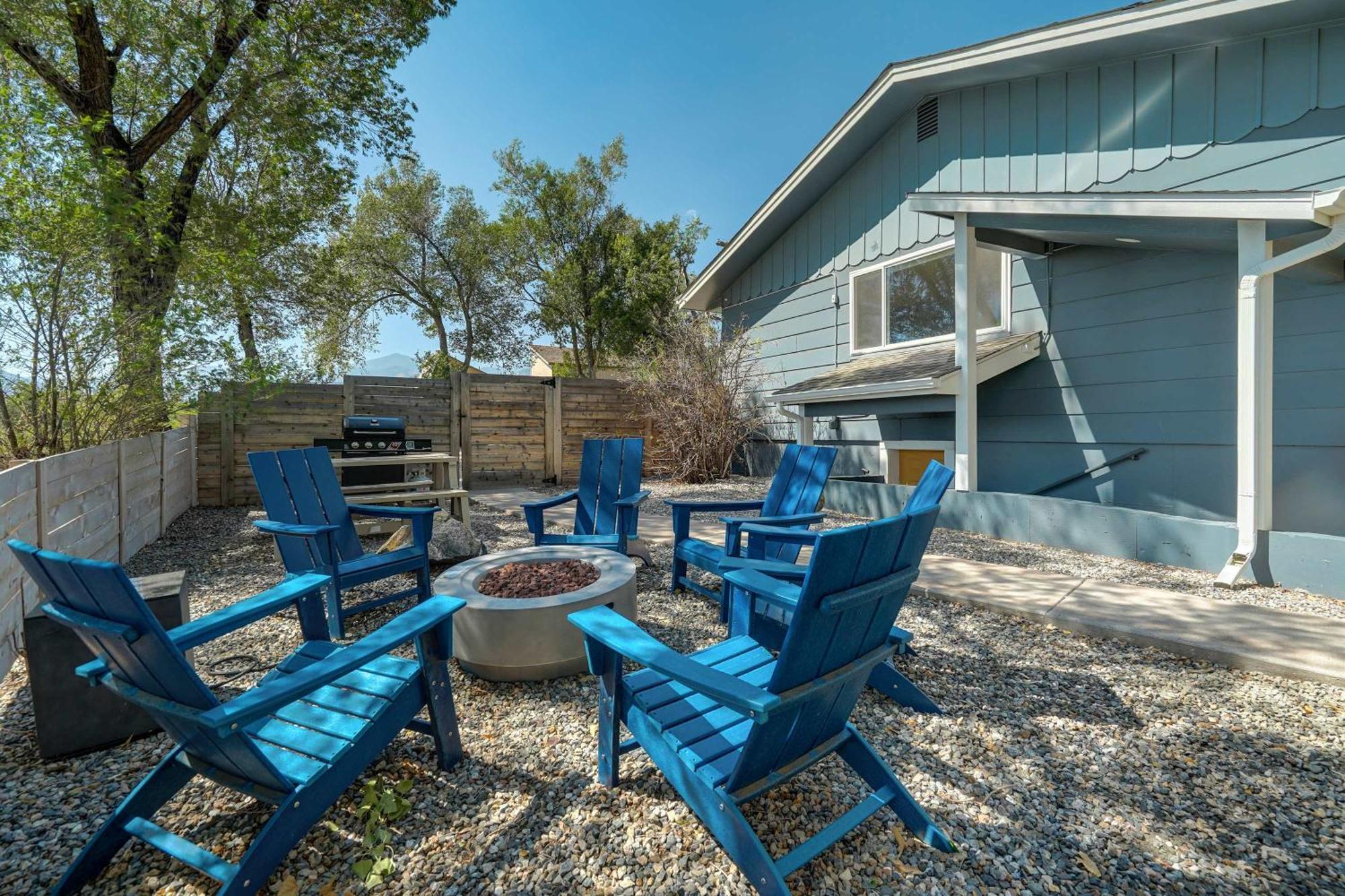 Skyline Estate Hot Tub Spacious Yard & Views * Colorado Springs