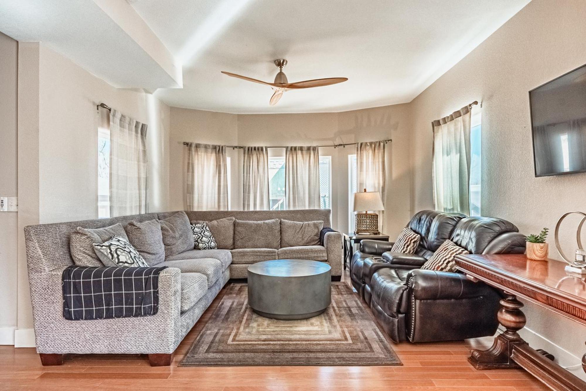 Huge Cozy With Many Bedrooms In Ivywild Holiday home *