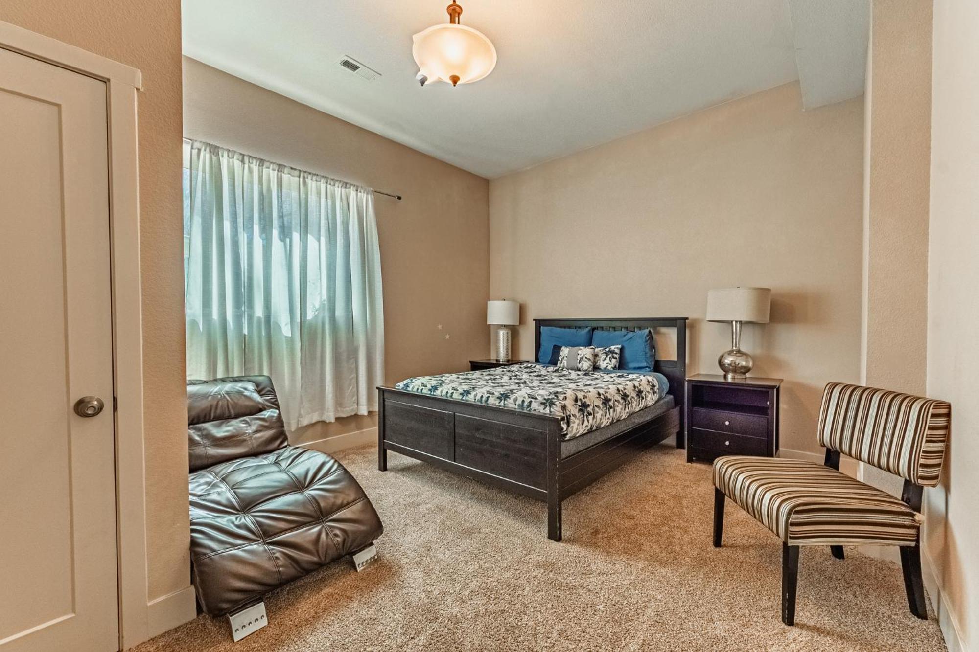 Huge Cozy With Many Bedrooms In Ivywild *