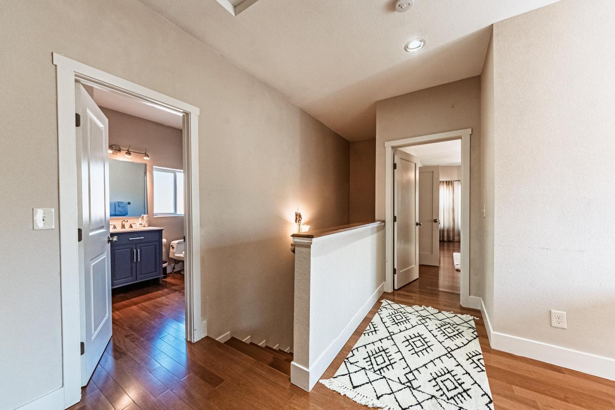 Huge Cozy With Many Bedrooms In Ivywild