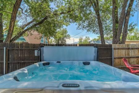 The Watermelon Hot Tub Bbq-grill King-bed Rokutv 800mbps-wifi Backyard Parking *