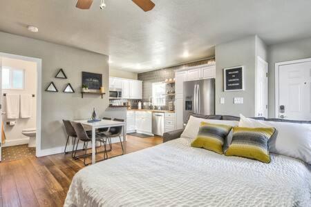 Holiday home The Watermelon Hot Tub Bbq-grill King-bed Rokutv 800mbps-wifi Backyard Parking Colorado Springs