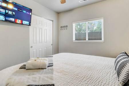 The Watermelon Hot Tub Bbq-grill King-bed Rokutv 800mbps-wifi Backyard Parking Holiday home