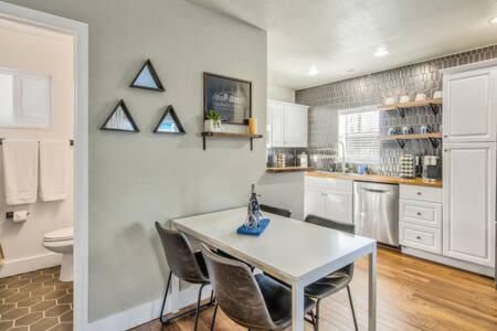 Holiday home The Watermelon Hot Tub Bbq-grill King-bed Rokutv 800mbps-wifi Backyard Parking Colorado Springs