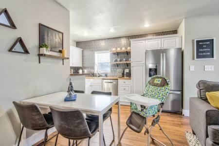 Holiday home The Watermelon Hot Tub Bbq-grill King-bed Rokutv 800mbps-wifi Backyard Parking Colorado Springs