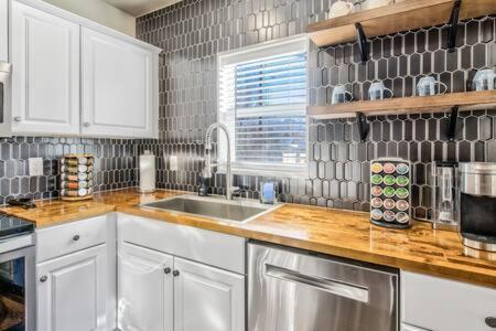 The Watermelon Hot Tub Bbq-grill King-bed Rokutv 800mbps-wifi Backyard Parking Holiday home Colorado Springs