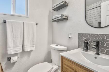 The Watermelon Hot Tub Bbq-grill King-bed Rokutv 800mbps-wifi Backyard Parking * Colorado Springs