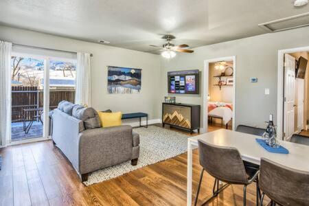 The Watermelon Hot Tub Bbq-grill King-bed Rokutv 800mbps-wifi Backyard Parking * Colorado Springs
