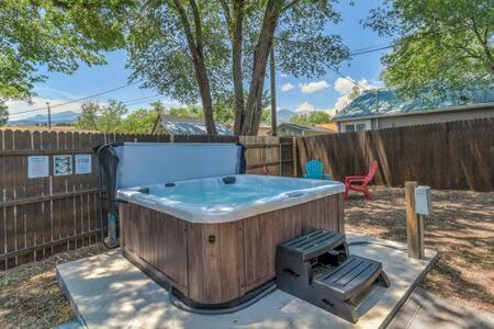 The Watermelon Hot Tub Bbq-grill King-bed Rokutv 800mbps-wifi Backyard Parking Colorado Springs