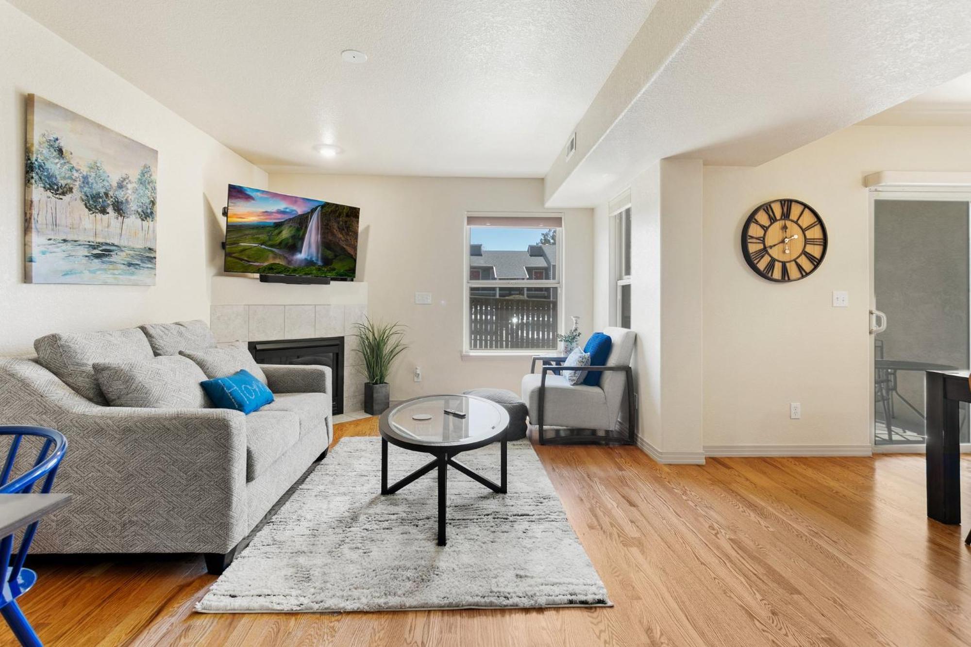 Executive Townhouse To *
