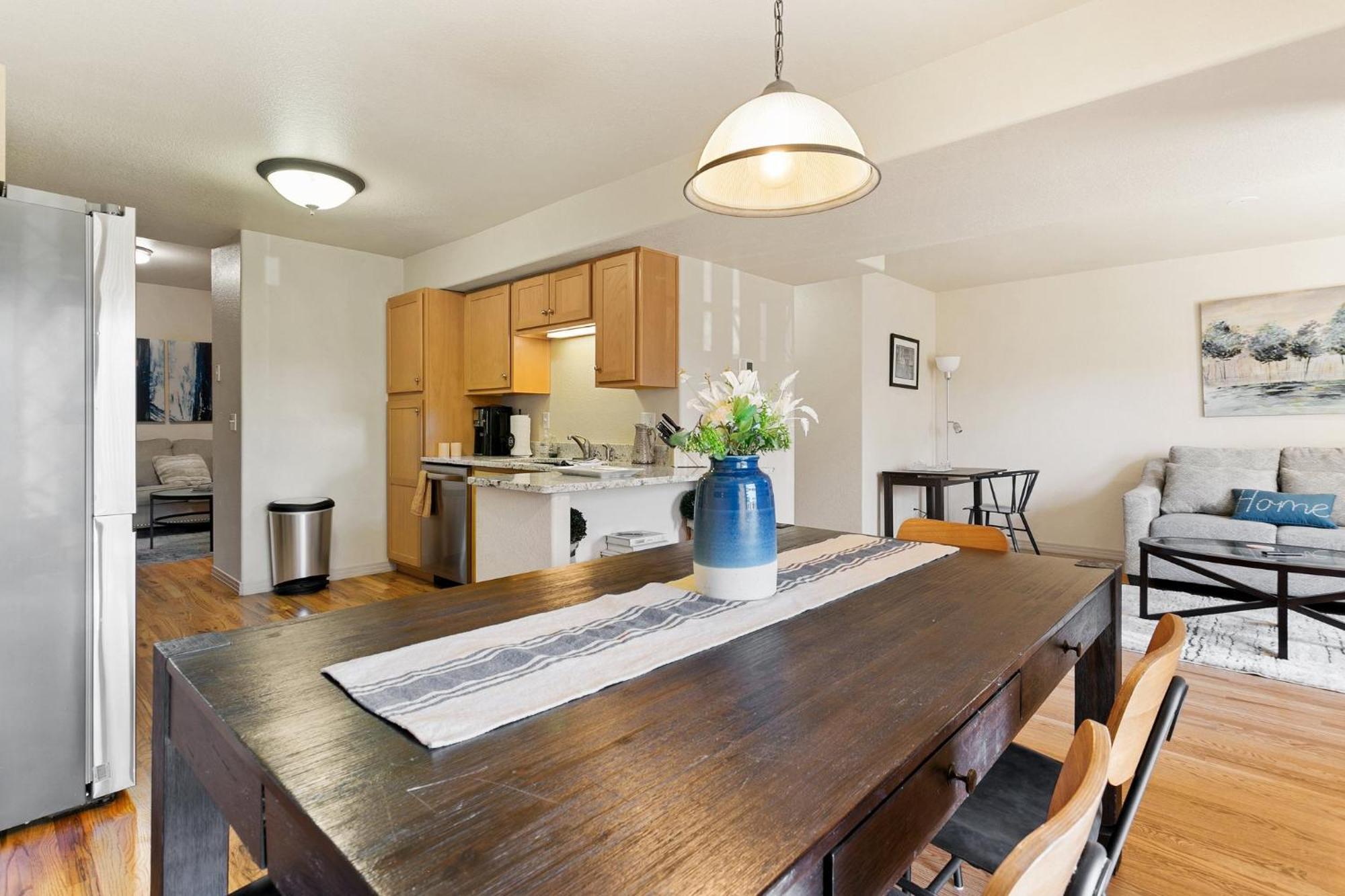 Executive Townhouse To *