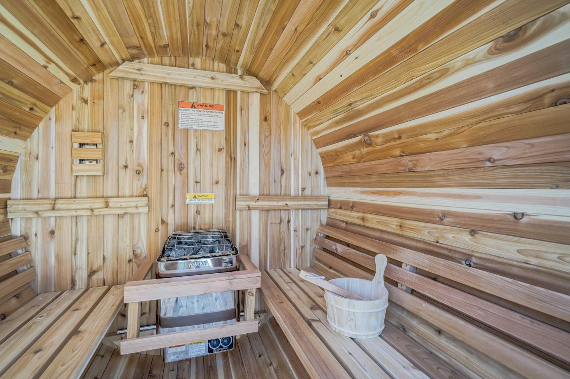 Tonka Estate Backyard Oasis W Hot Tub & Sauna Holiday home *