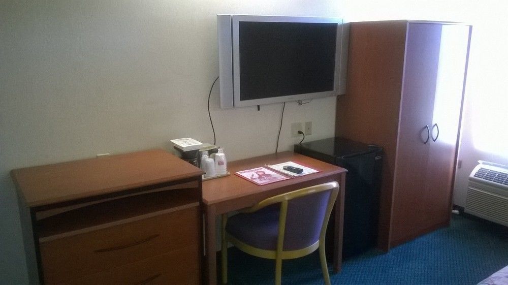 Lodge Econo North Academy *