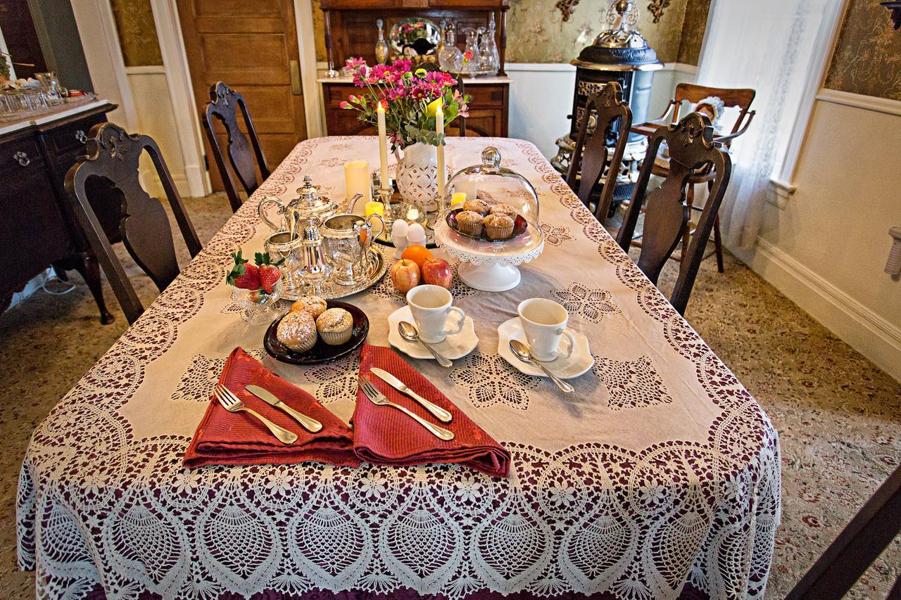 Bed & Breakfast Holden House 1902