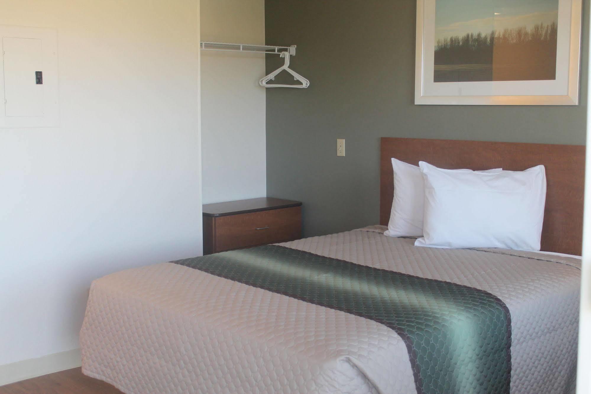 Motel Hometowne By Red Roof - Airport 2*