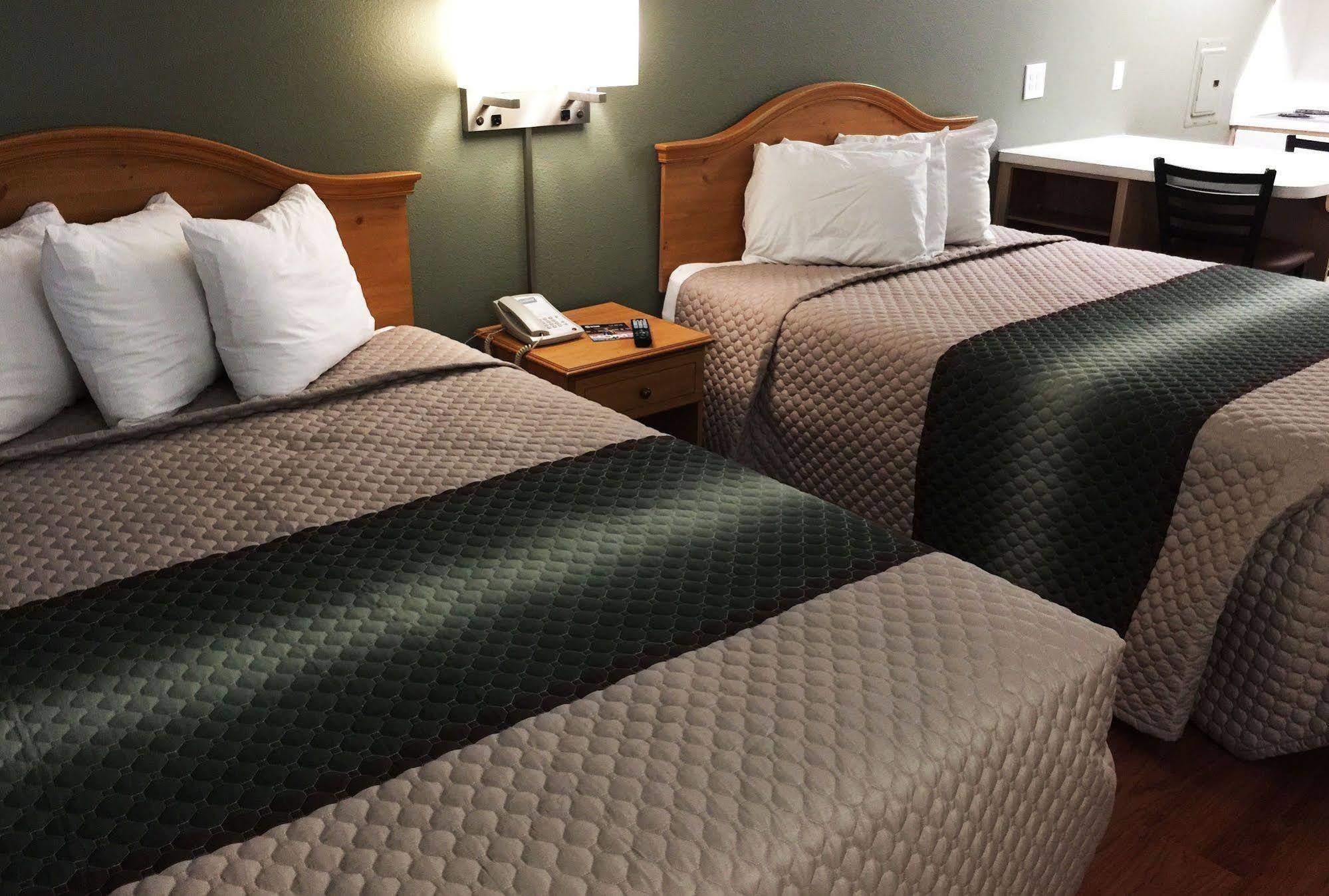 Motel Hometowne By Red Roof - Airport 2*