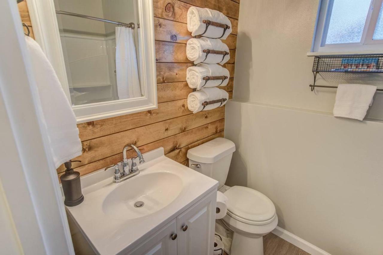 Romantic Getaway Base Of Mountains Parks & Trails Holiday home *