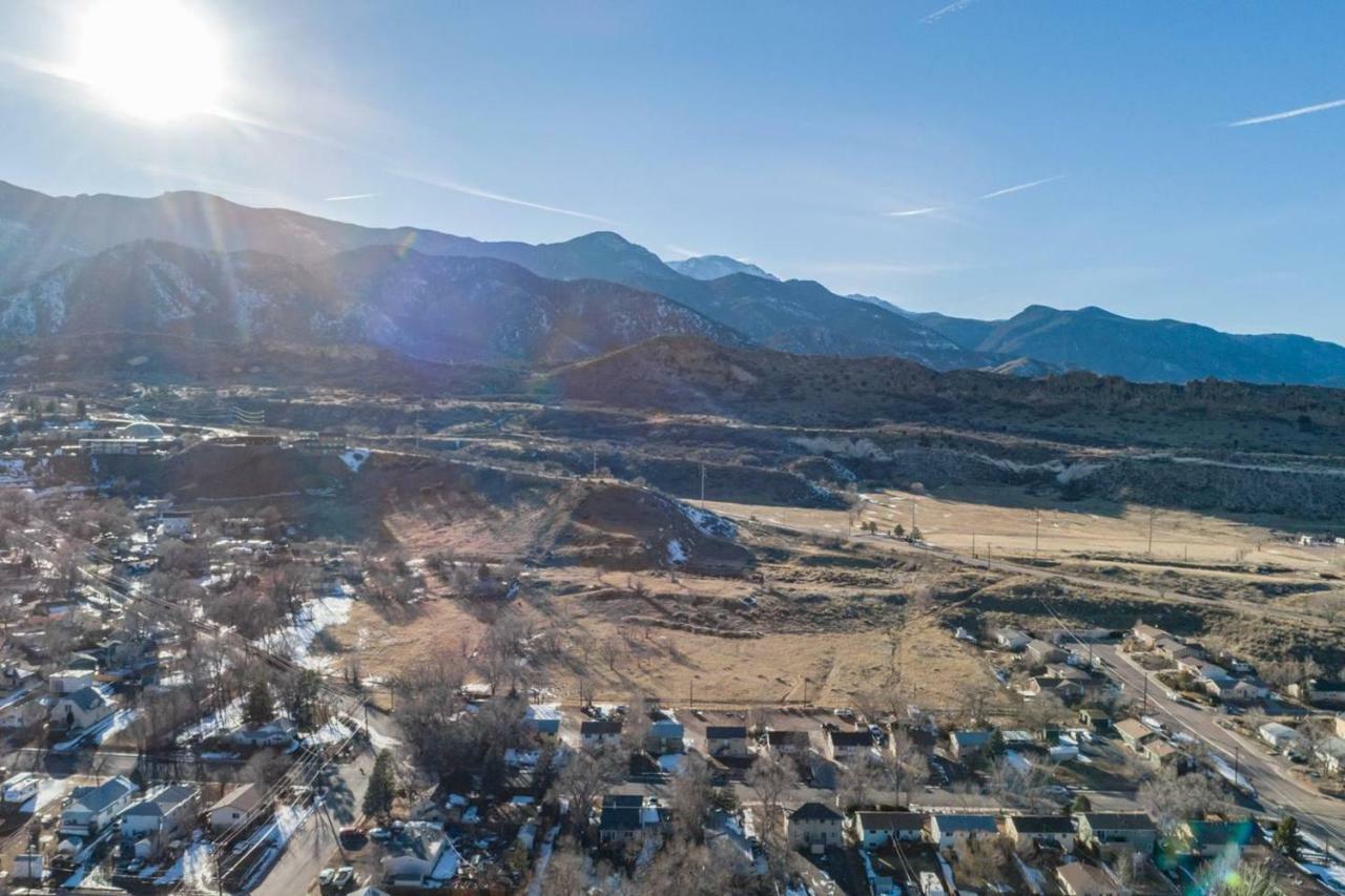 Romantic Getaway Base Of Mountains Parks & Trails