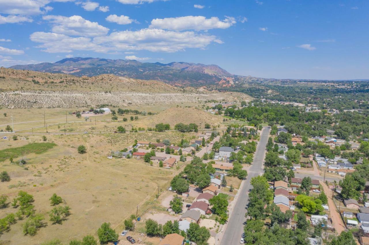 Romantic Getaway Base Of Mountains Parks & Trails