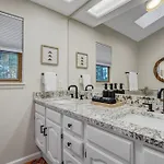 Fox Run Retreat Hot Tub & Fire Pit & Bbq