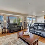 Desirable And Spacious With Mountain Views, Deck, Grill And Yard - Walk To Coffee And Ice Cream!