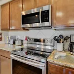 Desirable And Spacious With Mountain Views, Deck, Grill And Yard - Walk To Coffee And Ice Cream!