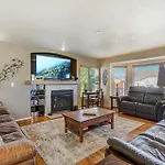 Desirable And Spacious With Mountain Views, Deck, Grill And Yard - Walk To Coffee And Ice Cream!
