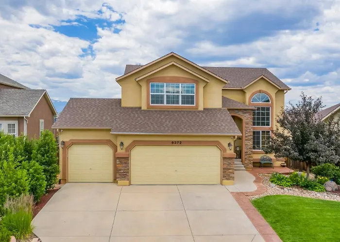 Desirable And Spacious With Mountain Views, Deck, Grill And Yard - Walk To Coffee And Ice Cream!