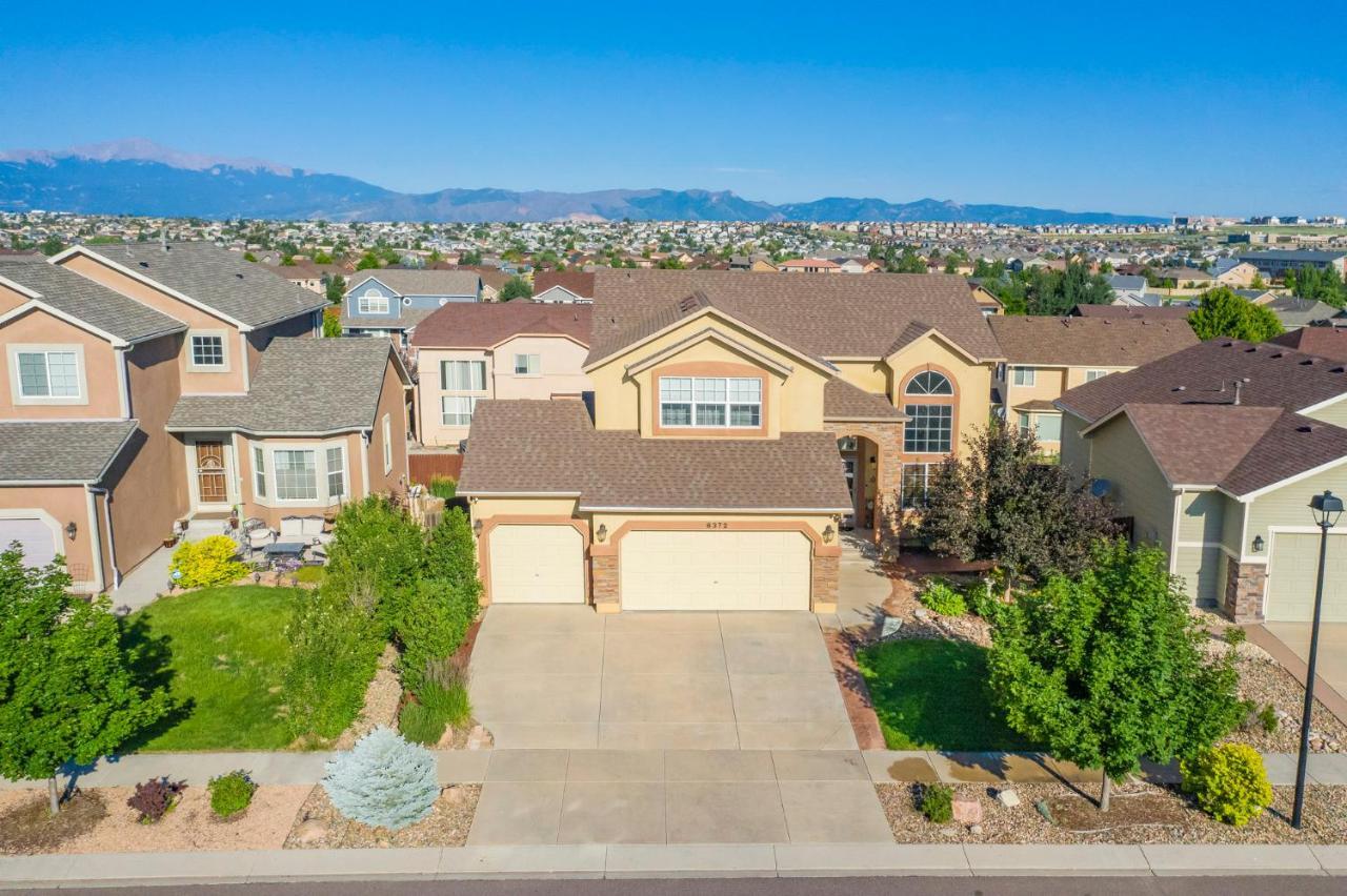 Holiday home Desirable And Spacious With Mountain Views, Deck, Grill And Yard - Walk To Coffee And Ice Cream!