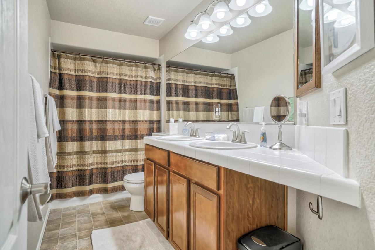 Desirable And Spacious With Mountain Views, Deck, Grill And Yard - Walk To Coffee And Ice Cream! * Colorado Springs