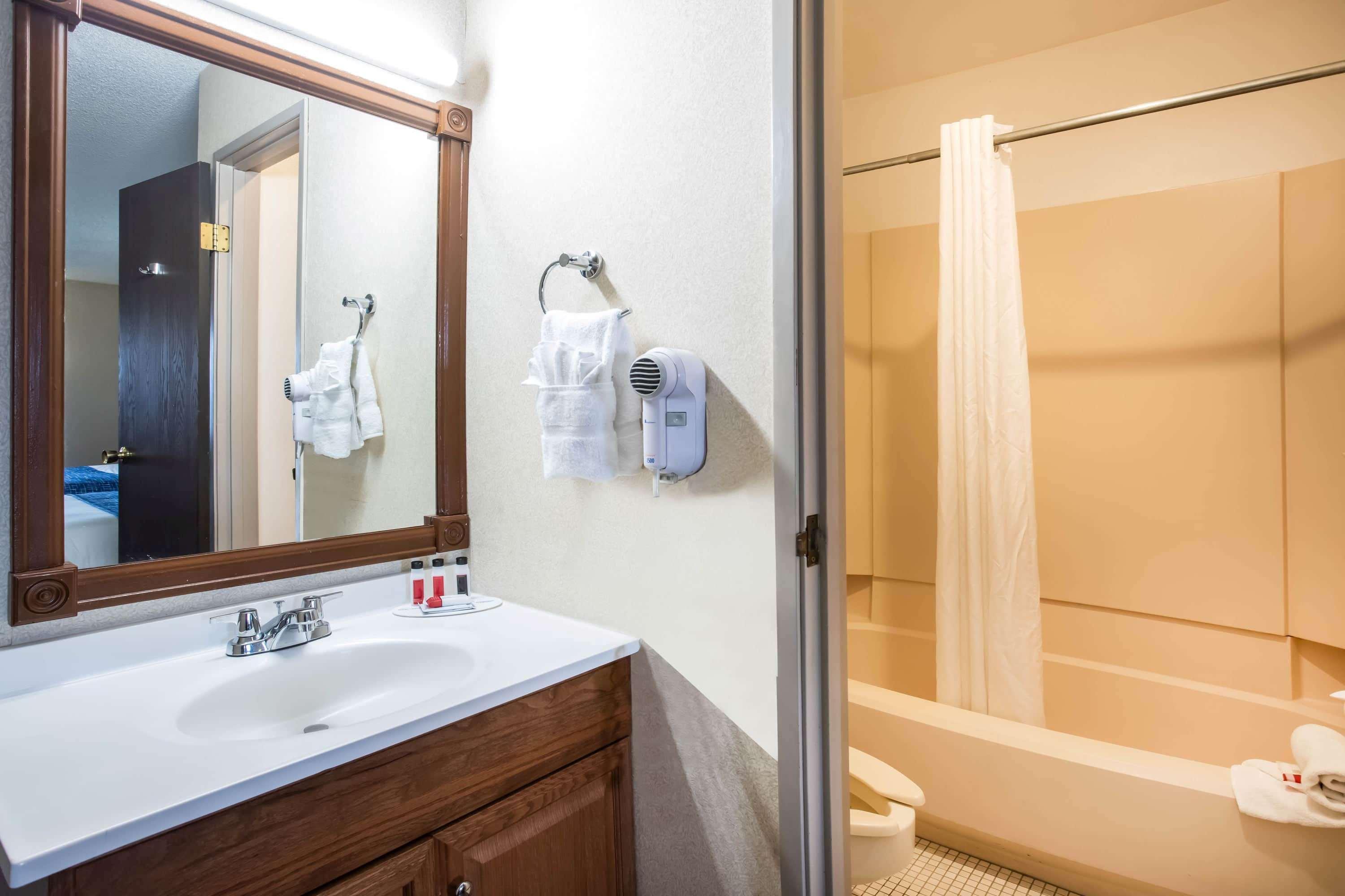 Travelodge By Wyndham Airport - Peterson Sfb Hotel