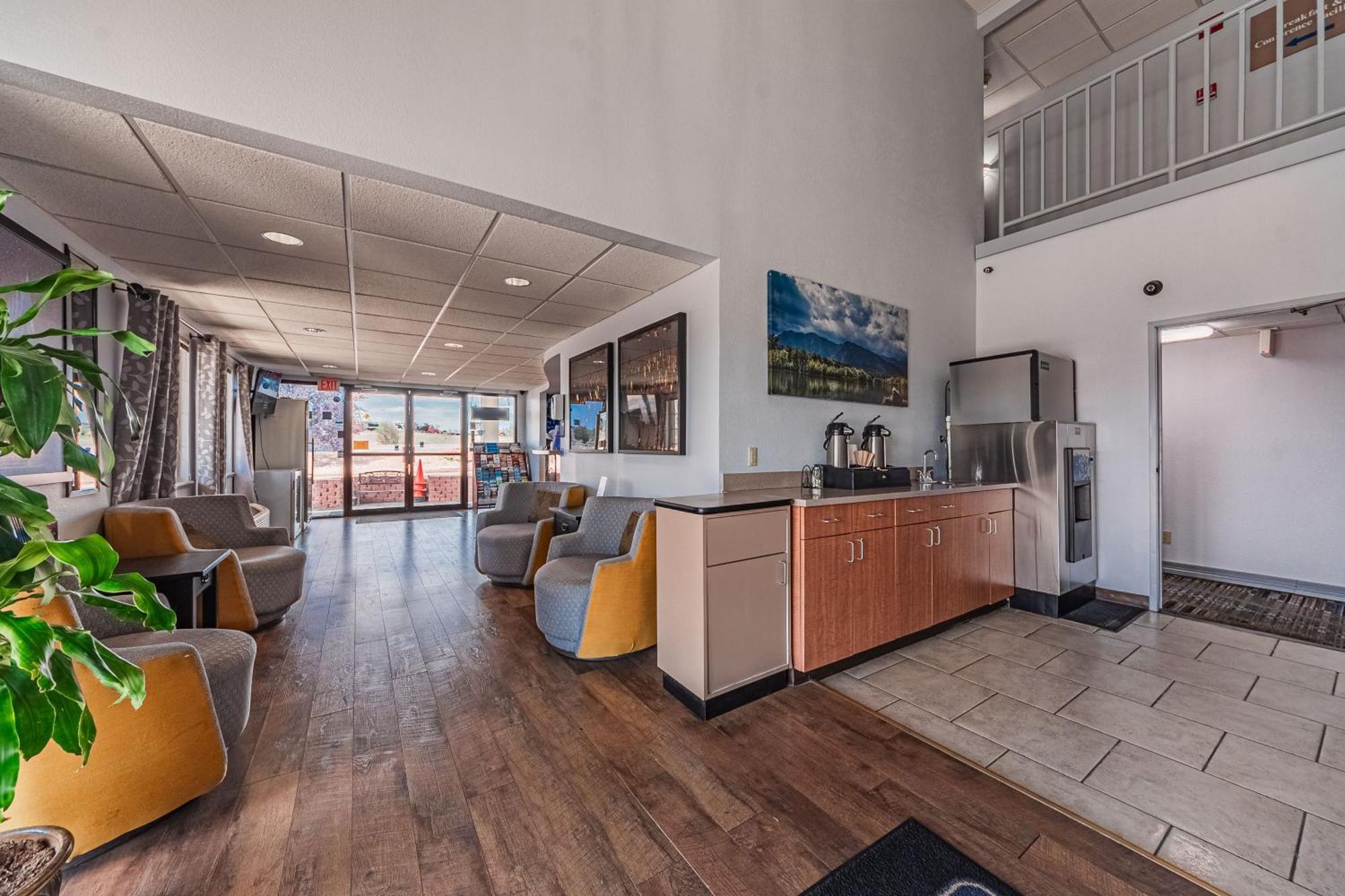 Hotel Travelodge By Wyndham Airport - Peterson Sfb