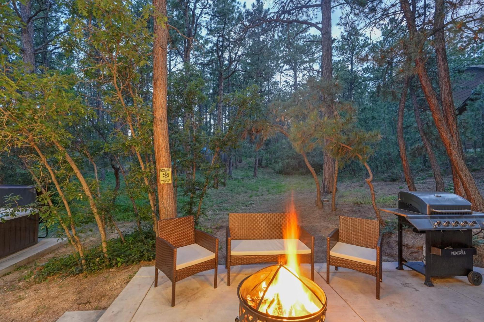 Fox Run Retreat Hot Tub & Fire Pit & Bbq