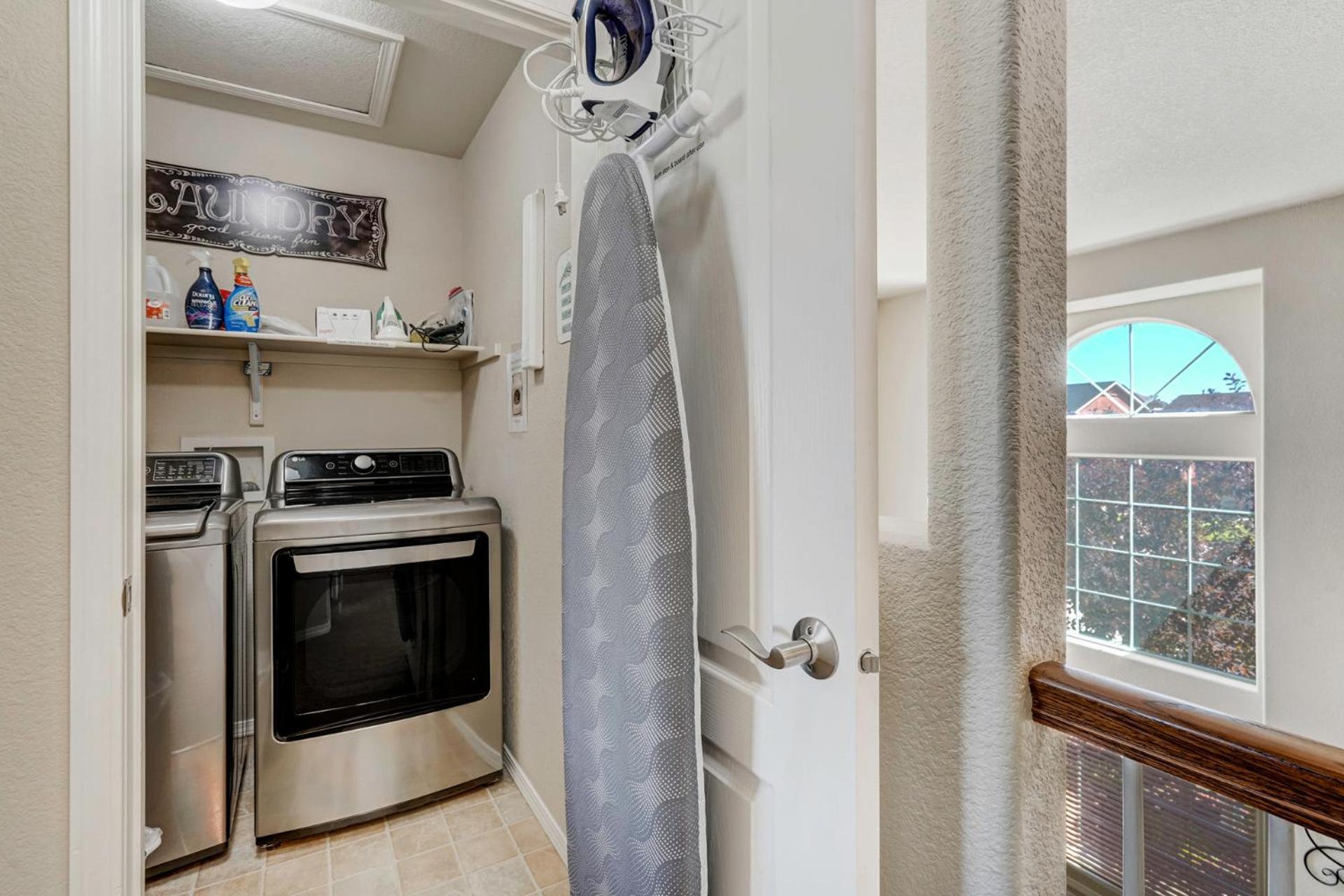 Desirable And Spacious With Mountain Views, Deck, Grill And Yard - Walk To Coffee And Ice Cream! Holiday home Colorado Springs