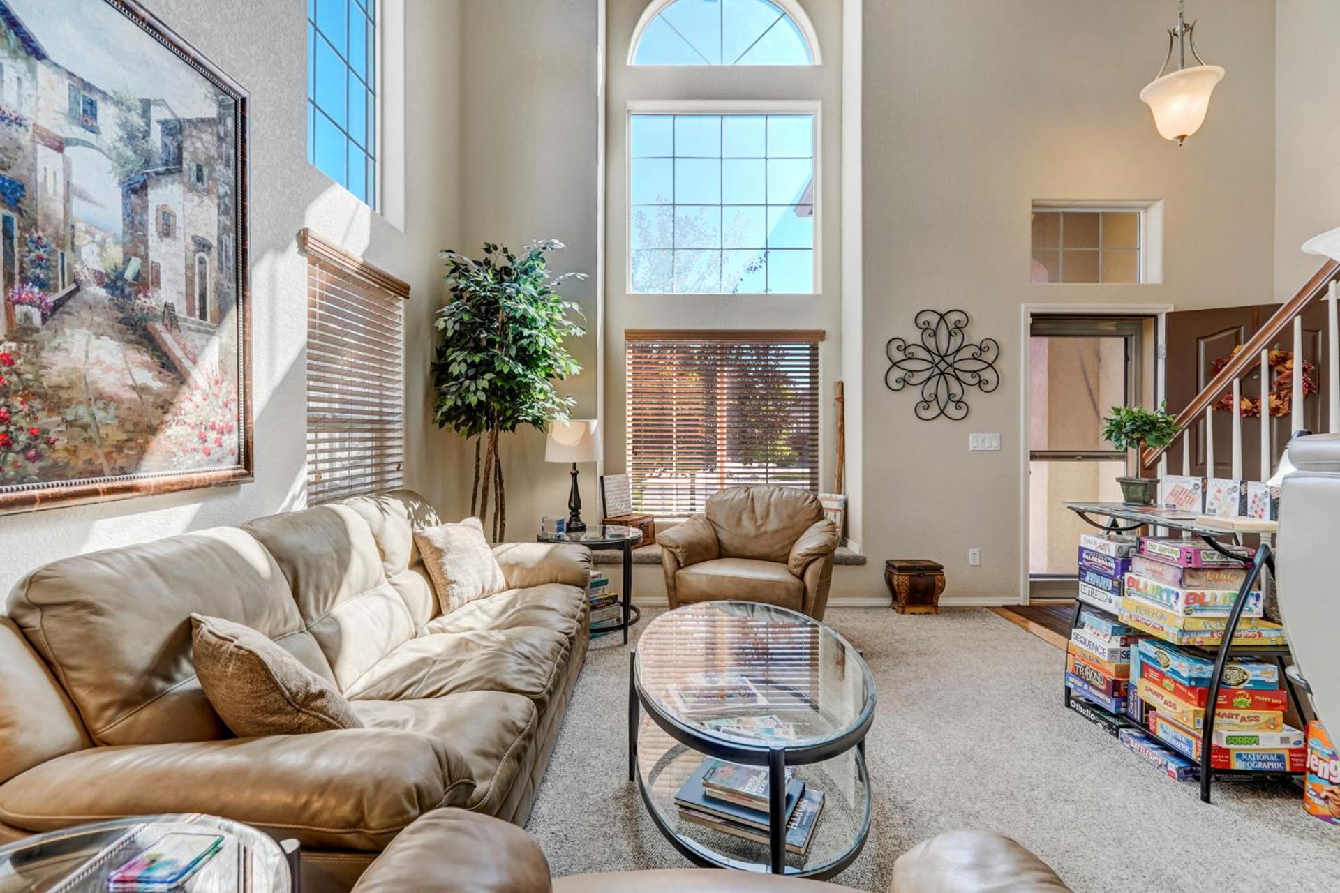Desirable And Spacious With Mountain Views, Deck, Grill And Yard - Walk To Coffee And Ice Cream! *