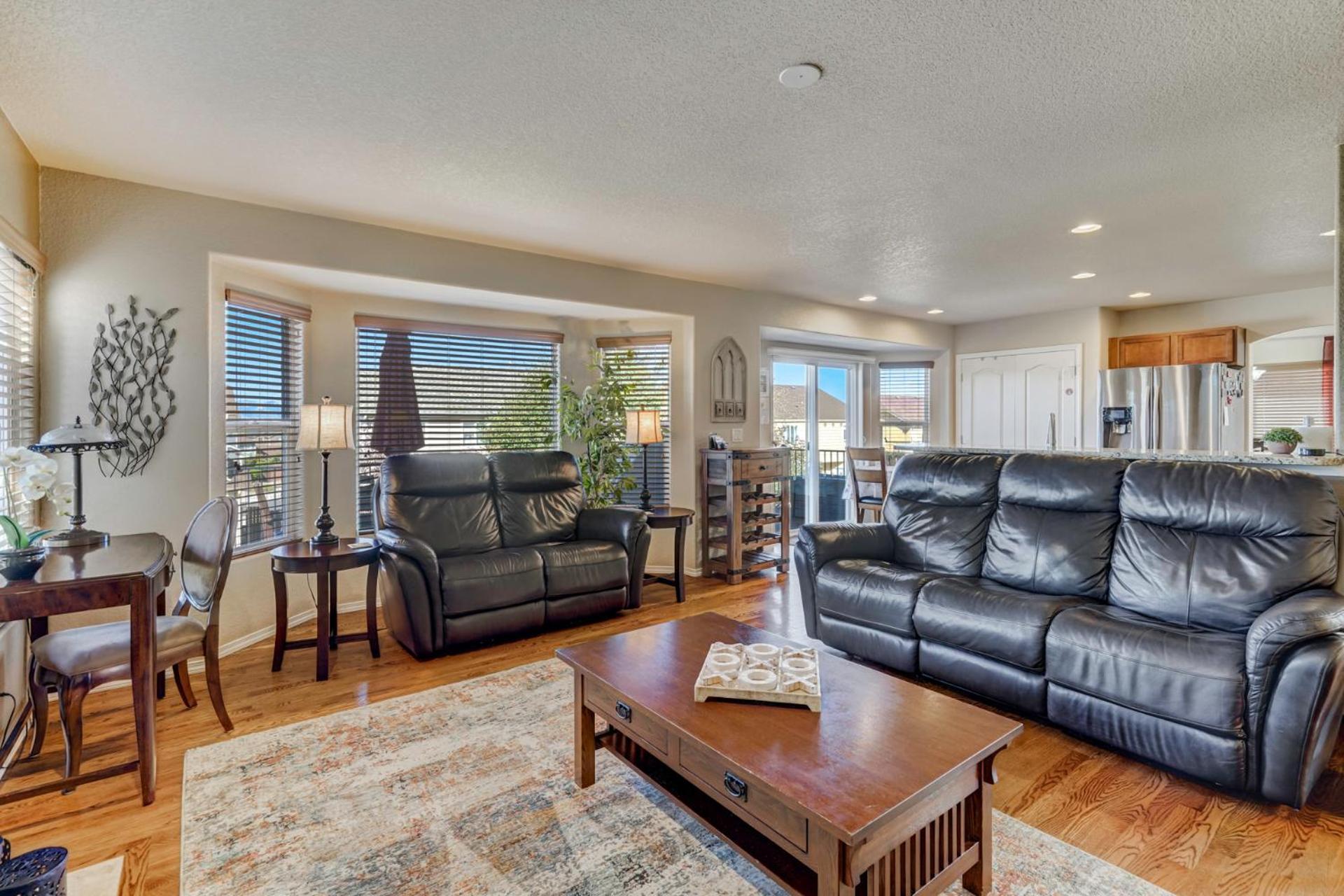 Desirable And Spacious With Mountain Views, Deck, Grill And Yard - Walk To Coffee And Ice Cream! * Colorado Springs