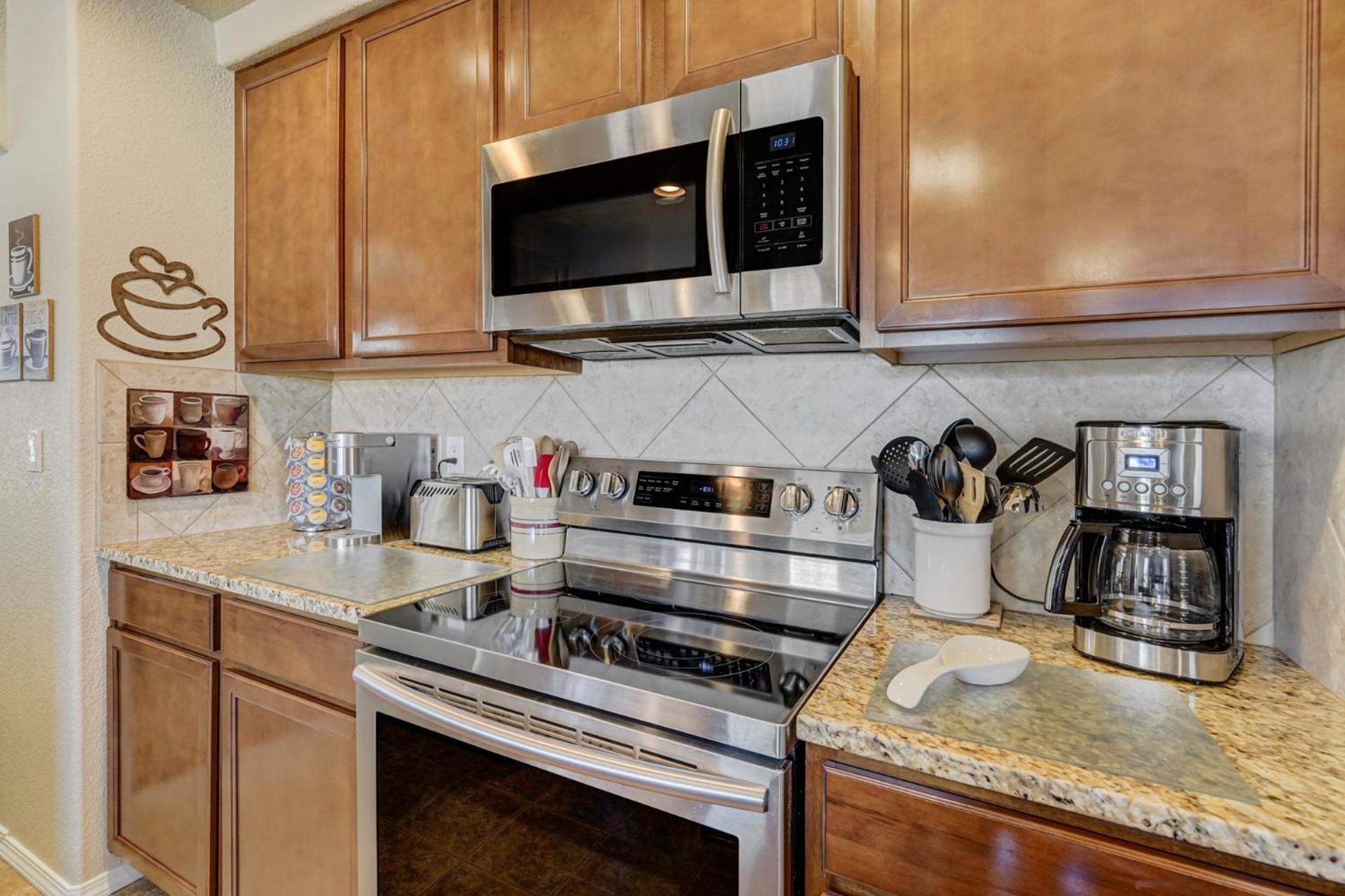 Desirable And Spacious With Mountain Views, Deck, Grill And Yard - Walk To Coffee And Ice Cream!