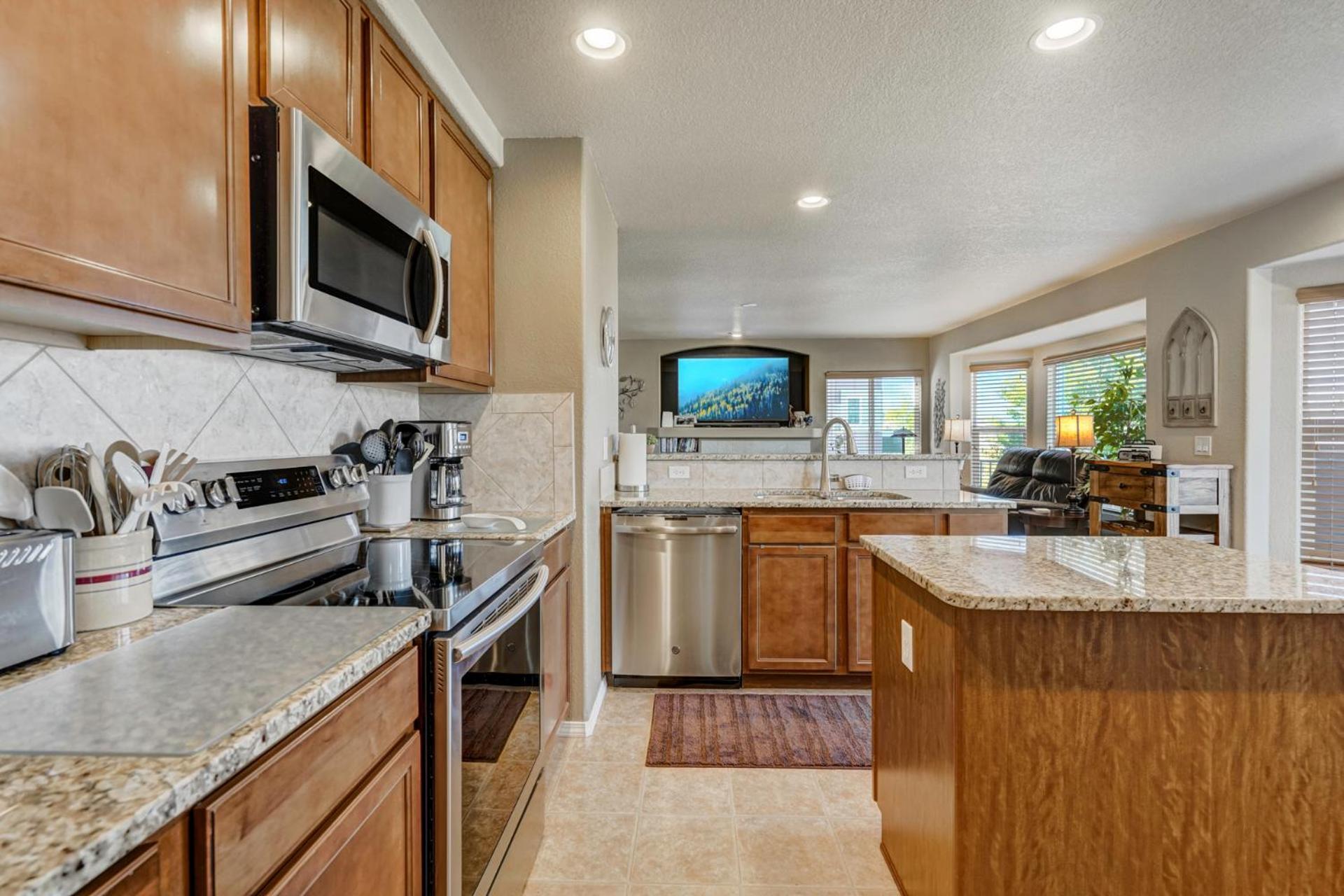Desirable And Spacious With Mountain Views, Deck, Grill And Yard - Walk To Coffee And Ice Cream! Holiday home
